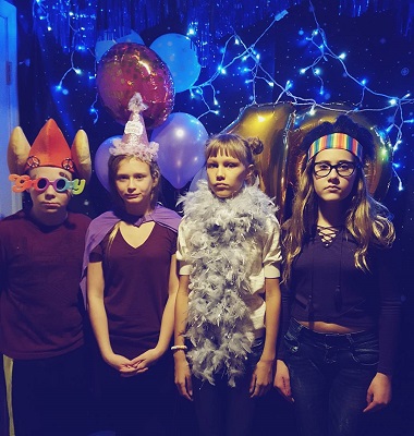 VanderWaal celebrating her friends birthday. Know about her personal, relationship, affairs